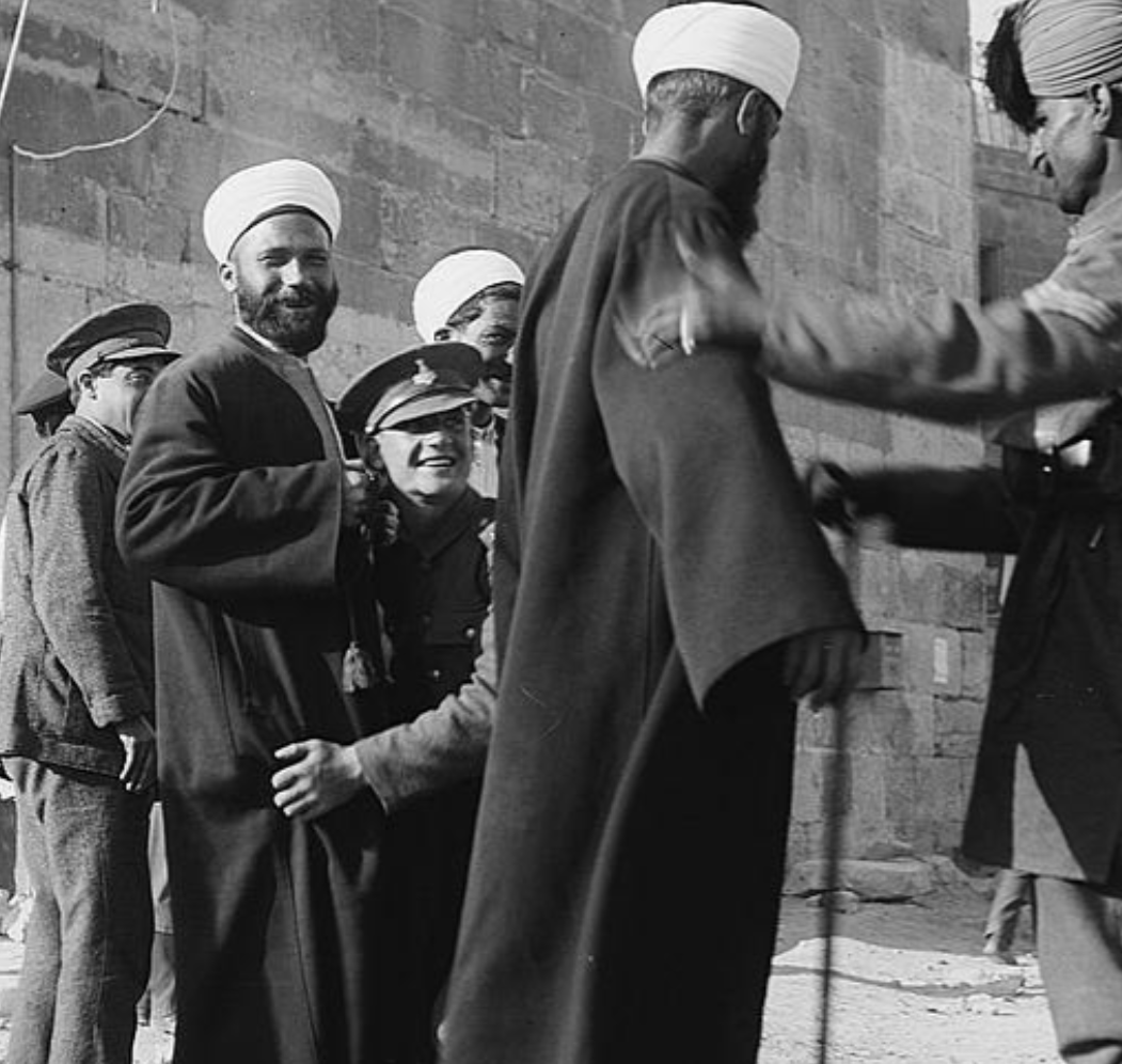 Uzaktan_Gelen__'s tweet photo. Ne güzel demiş Şair: 

"Dün İstanbul'u işgal eden İngiliz'e gülerek götünü okşatanların, bugün Atatürk düşmanı olması normaldir."