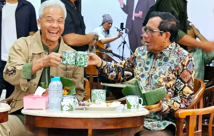 Pak Jokowi dipilih rakyat, hasil kerja beliau luar biasa (No Debate). Meski dicaci, dimaki, beliau senyum saja.

Biarkan Beliau menyelesaikan tugasnya sebagai 0residen sampai akhir jabatan dengan damai.

Untuk periode Presiden 2024-2029, saya konsentrasi memenangkan
Ganjar