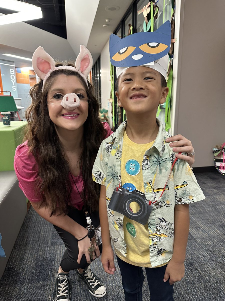 TeachLoveLY1's tweet photo. We’re just here feeling groovy and excited for Literacy Night. @BrosnahanES #petethecat #tackytourist #threelittlepigs https://t.co/jkSBEkF6Bc