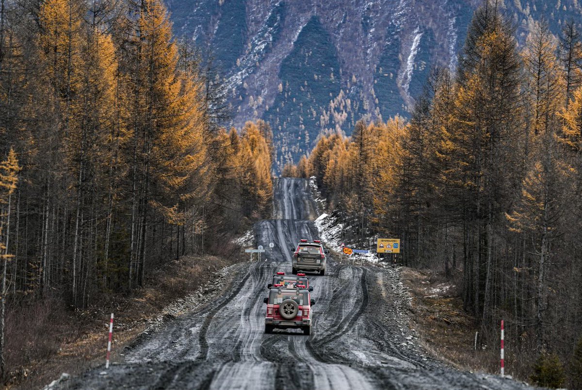 wbbxol's tweet photo. Despite Nidhi’s efforts with Sushil &amp; the mechanics at Sam Motors, @uberdutt’s W1 was kaput and was left behind at Yakutsk. Repacking into 4 vehicles, we left for Magadan. The road was built by Gulag prisoners in extreme conditions and many died, hence the name Road of Bones! https://t.co/R9dhglrGnZ