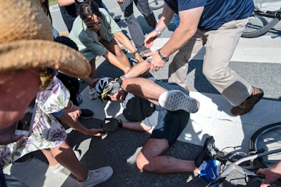 viaggrego's tweet photo. #Biden, ennesima #caduta per #terra! Questa volta il "#Reuccio delle #Gaffe" della #CasaBianca è riuscito a #cadere (da #fermo) anche dalla #Bicicletta! (#Video)! https://t.co/9nWq8MLRnh https://t.co/IWxtexfU2F