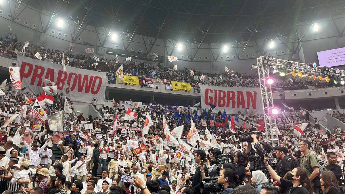 most1058's tweet photo. Situasi saat ini di Indonesia Arena GBK, Senayan. Bakal paslon Prabowo Subianto dan Gibran Rakabuming bersama para ketua umum partai Koalisi Indonesia Maju menemui para pendukung, sebelum menyambangi KPU RI. #MostUpdate1058 #MostElectionUpdate1058 https://t.co/GQexeyKmmZ