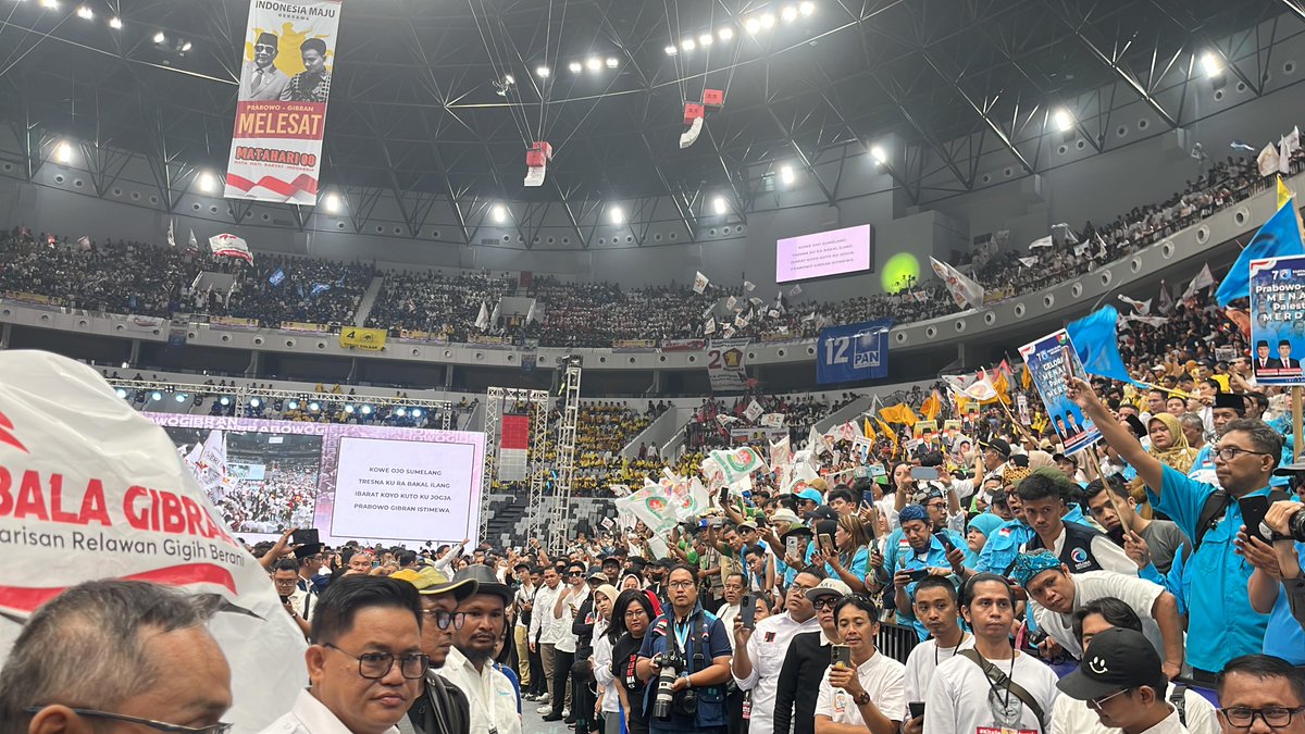 most1058's tweet photo. Situasi saat ini di Indonesia Arena GBK, Senayan. Bakal paslon Prabowo Subianto dan Gibran Rakabuming bersama para ketua umum partai Koalisi Indonesia Maju menemui para pendukung, sebelum menyambangi KPU RI. #MostUpdate1058 #MostElectionUpdate1058 https://t.co/GQexeyKmmZ