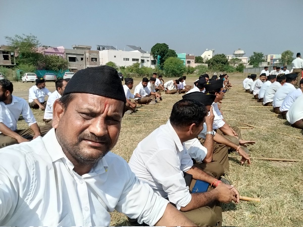 MohanSahu5824's tweet photo. #विजया_दशमी 
विजय का यह पर्व आया, 
विजय का वरदान बनकर ।
शान्त जन मन सिन्धु में
उत्साह की लहरें उठाता
युगों-युगों की सुप्त स्मृतियाँ
क्षुब्ध मानस में जगाता
पुण्य मातृस्तवन गूँजा, 
फिर विजय का गान बनकर ।
सभी मित्रों-शुभचिन्तकों को विजयादशमी पर्व की हार्दिक शुभकामनाएँ ।
#दशहरा https://t.co/lW1DPmQKdp