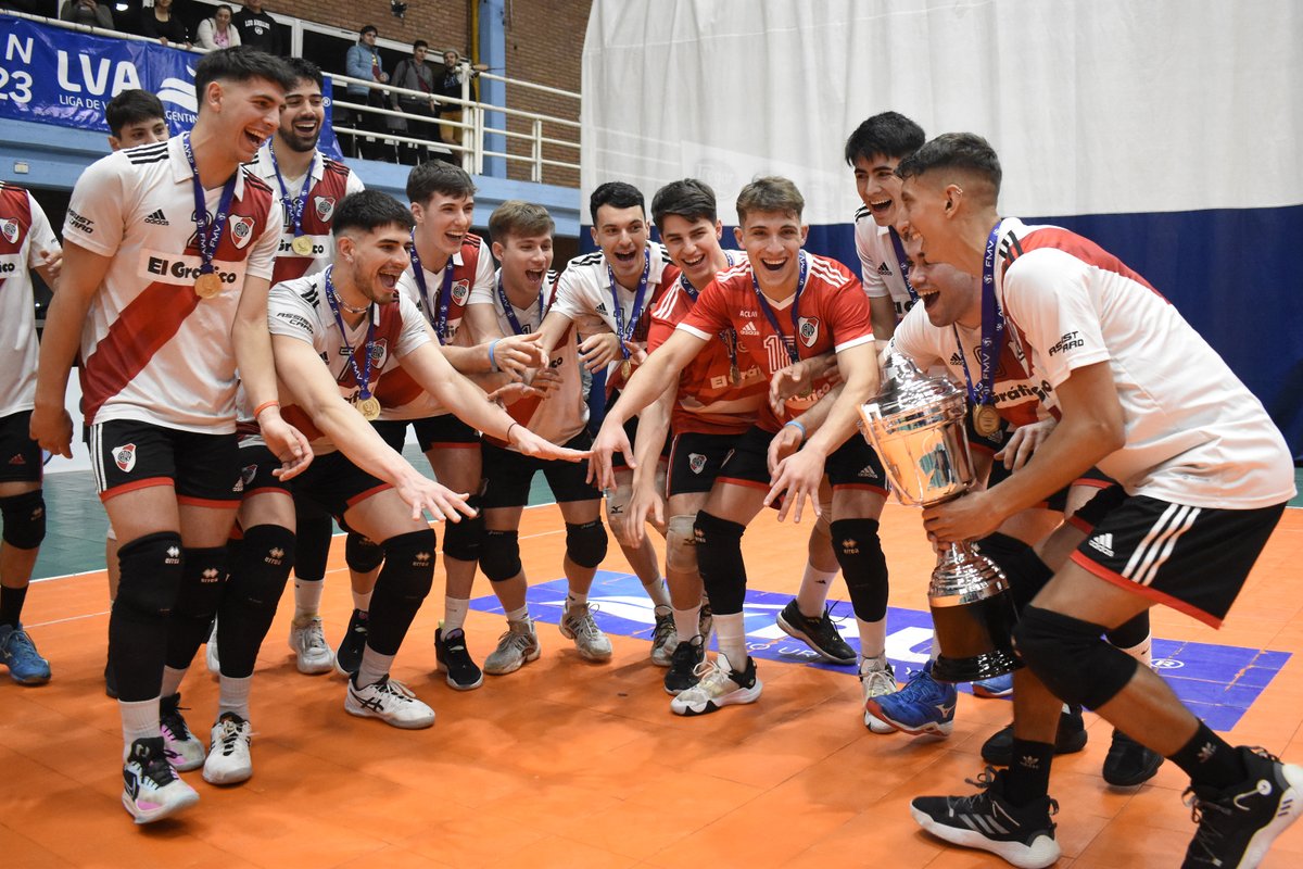 RiverClub1901's tweet photo. 🏐🏆 ¡RIVER CAMPEÓN DE LA COPA METROPOLITANA! 🤩
El Millonario venció 3-0 a Ciudad en la final del torneo, con parciales de 25-19, 25-19 y 25-13. 🥇👏 https://t.co/1DjsRhFU3n