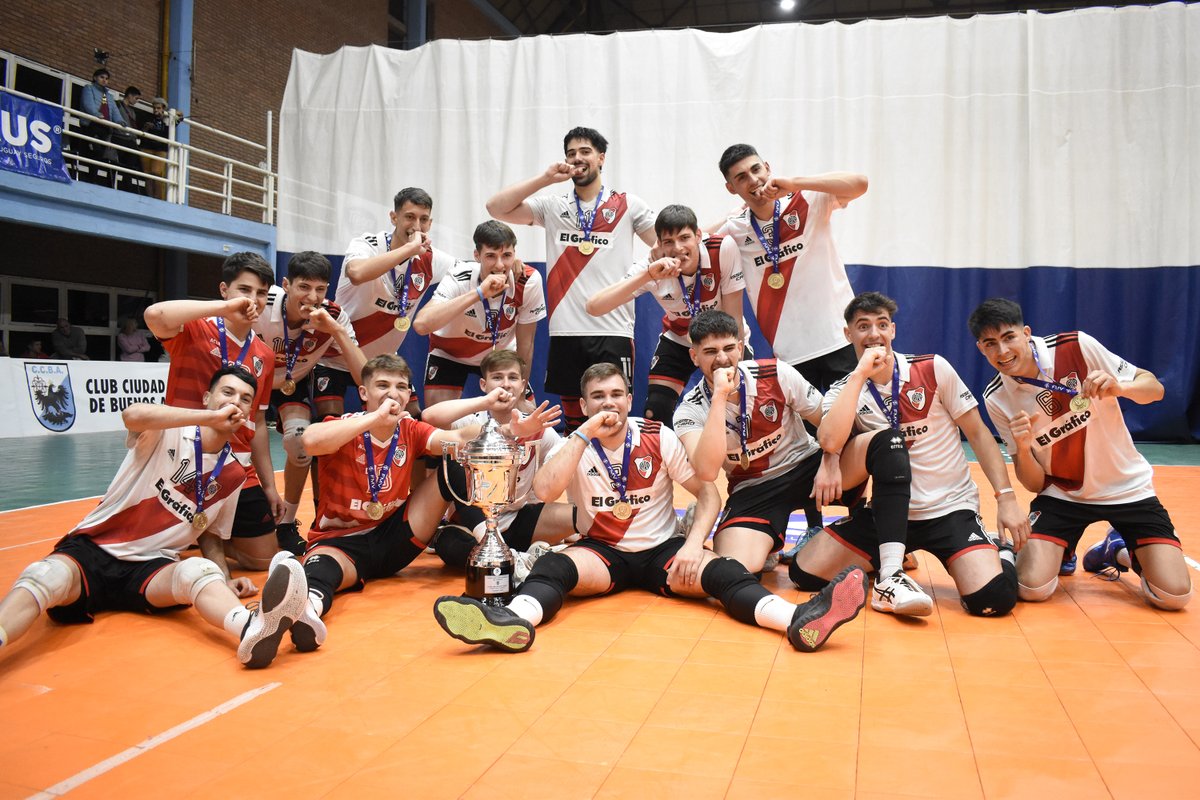 RiverClub1901's tweet photo. 🏐🏆 ¡RIVER CAMPEÓN DE LA COPA METROPOLITANA! 🤩
El Millonario venció 3-0 a Ciudad en la final del torneo, con parciales de 25-19, 25-19 y 25-13. 🥇👏 https://t.co/1DjsRhFU3n