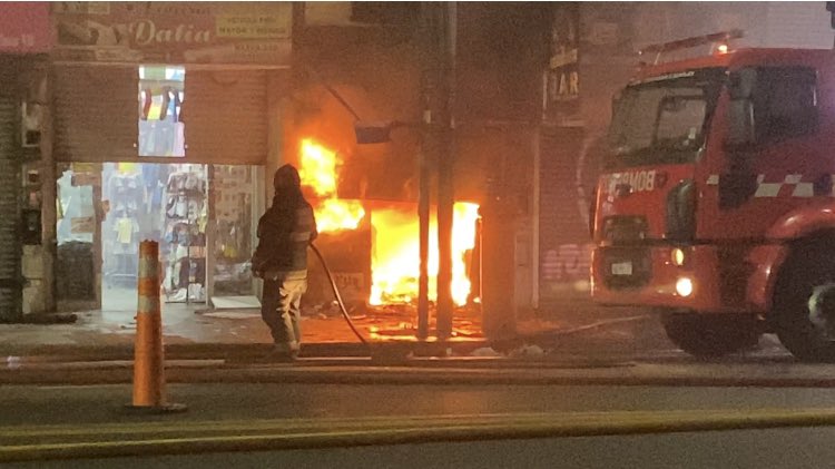 Voraz incendio en Flores destruyó un local de ropa y afectó a varias casas linderas