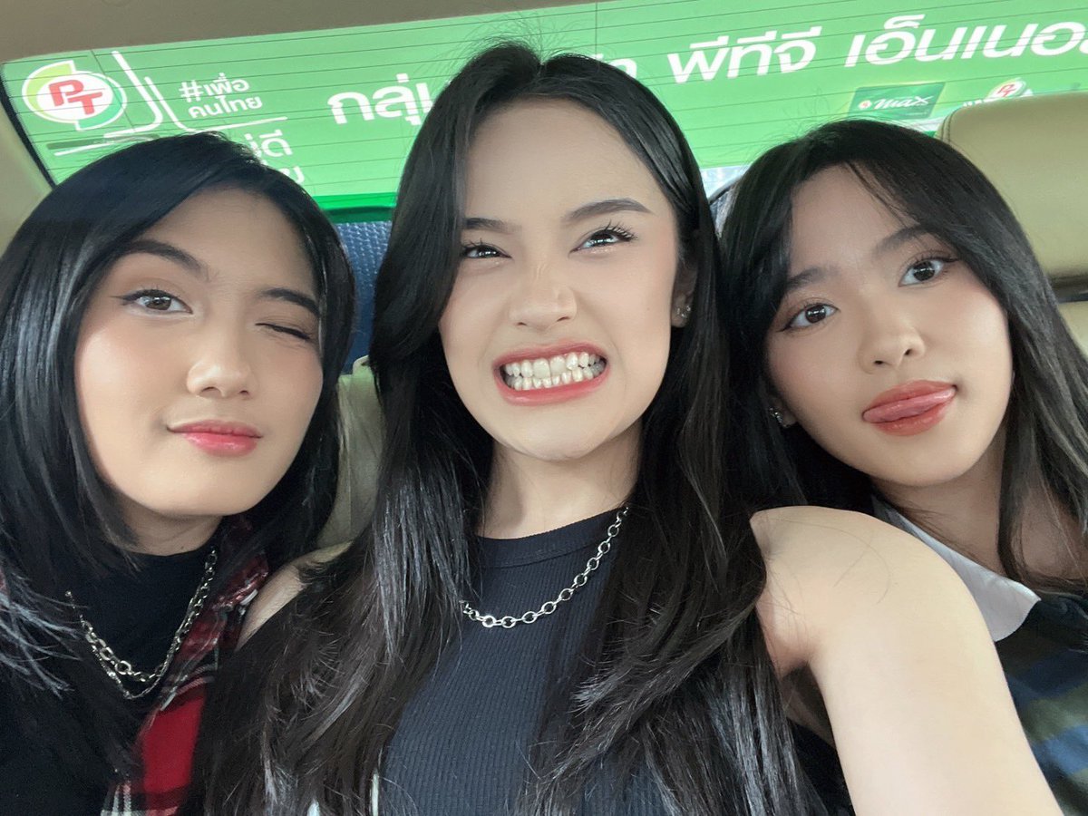 AdelRevaaa's tweet photo. guys jangan lupa nonton kita ber-3 jam 18.00 di shopee https://t.co/D1kg9TUGII