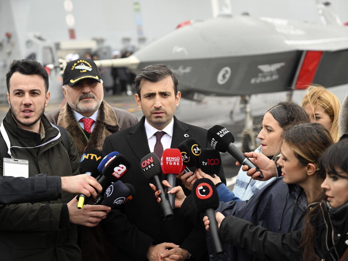 bosunatiklama's tweet photo. Selcuk Bayraktar 'Amerikan uçak gemisinde ne işi var?' diyen Kılıçdaroğlu'na:

"Sadece uçak gemisine gitmedim, üniversitelerine de gittim. Ama hayatımın her gününde, her anında Türkiye’nin Kızılelma’sı için çalıştım.

Biz o gemiye Kızılelma'yı, TCG-Anadolu'ya nasıl indirip kaldırırız diye bakmaya gideriz.

Sen de ancak İsrail’in Gazze’deki zulmünü perdelemeye, Türkiye’nin terör koridorunu yok ettiği harekatlara, SİHA'lara, tezkereye takoz koymaya çalışırsın.

Biz o uçakları uçuracağız, sen de yerde takozları alır, sayarsın..."