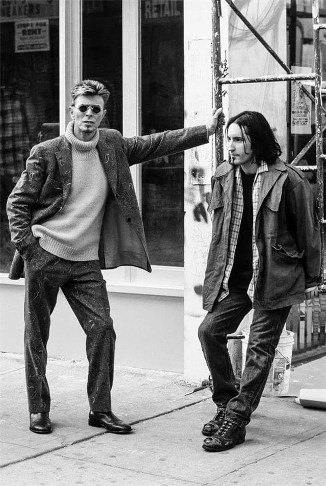 historyinmemes's tweet photo. David Bowie with Trent Reznor, 1997 https://t.co/WnLUaYvuIJ