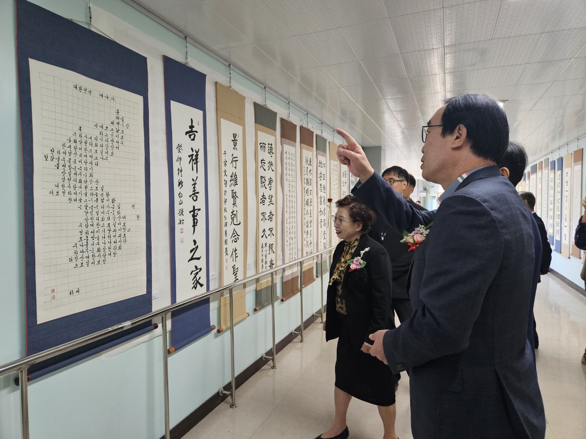 IFM_Econ0mist's tweet image. &amp;lt;#포항시노인복지회관, 평생교육프로그램 작품 발표회 및 전시회 개최&amp;gt;

 노인복지회관은  25일 한 해 동안 #평생교육프로그램 을 수강했던 수강생들의 작품 #발표회 개최 및  27일까지   서예, 문인화, 민화, 수채화, 유화, 한지공예의 6개 부문에서 총 162점의 작품이의 #전시회 가 개최될 예정이다.