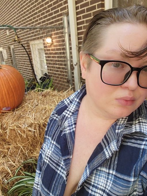 Anyone wanna roll around in the hay with me? 🎃 https://t.co/TybmezMqpx