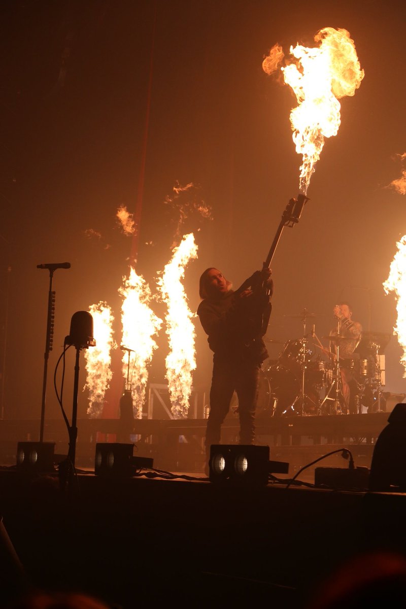 Anne_NL1997's tweet photo. Also, enjoy this pic of @petewentz and lotsss of fire yesterday in Amsterdam! #falloutboy #fobamsterdam #fob #falloutboyamsterdam #petewentz https://t.co/JyA0cDXfwJ