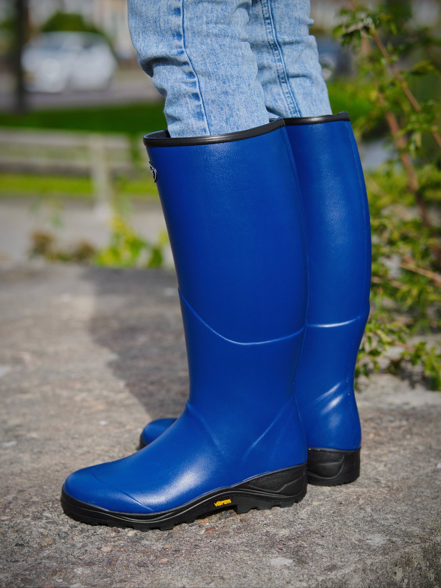 Welliesare4men2's tweet photo. Good morning all.😃 Cutting the week in half again today. 🪚

As promised, time for close-up pictures of the wellies! 🧐🔎  Might do a second post this afternoon. 

#Gumleaf #Norse #Wellies #Boots #Rubber #Tall #Blue #Navy #Awesome #Stunning #BeSeen #Standout #DareToBeDifferent https://t.co/U46FGHuXvN