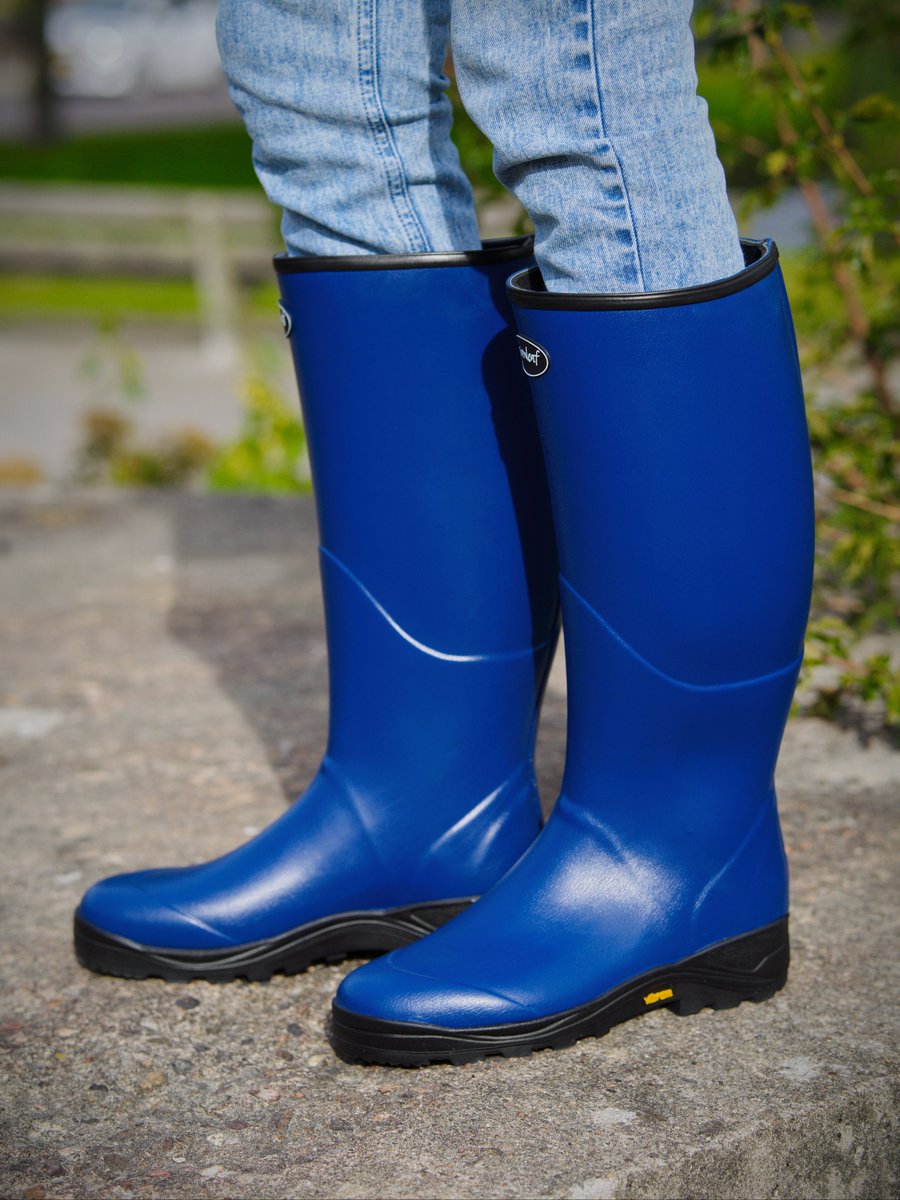 Welliesare4men2's tweet photo. Good morning all.😃 Cutting the week in half again today. 🪚

As promised, time for close-up pictures of the wellies! 🧐🔎  Might do a second post this afternoon. 

#Gumleaf #Norse #Wellies #Boots #Rubber #Tall #Blue #Navy #Awesome #Stunning #BeSeen #Standout #DareToBeDifferent https://t.co/U46FGHuXvN