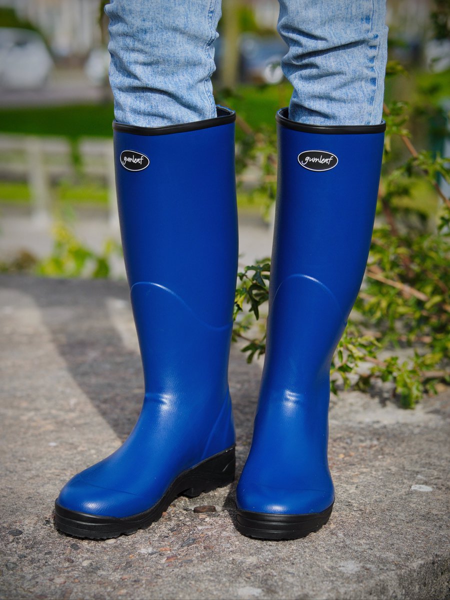 Welliesare4men2's tweet photo. Good morning all.😃 Cutting the week in half again today. 🪚

As promised, time for close-up pictures of the wellies! 🧐🔎  Might do a second post this afternoon. 

#Gumleaf #Norse #Wellies #Boots #Rubber #Tall #Blue #Navy #Awesome #Stunning #BeSeen #Standout #DareToBeDifferent https://t.co/U46FGHuXvN