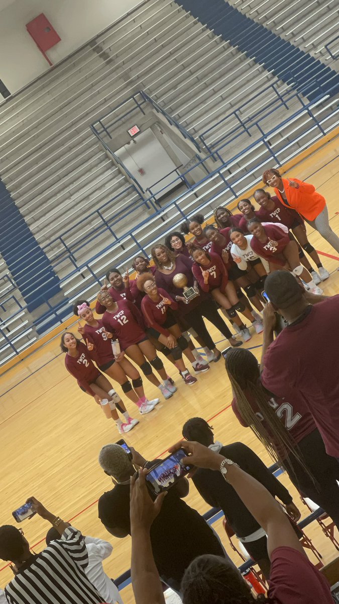 missT3ACH3Rlady's tweet photo. CONGRATULATIONS to @TA_ILoveBiology and @YwcpaVball on their FANTASTIC win tonight!!! Undefeated District Champs!!! 

Our Roses @YWCPAHISD are AMAZING in the classroom AND on the court.

🌹 🏐 🏆 

#WeLoveToSeeIt https://t.co/fNWRECB1ww