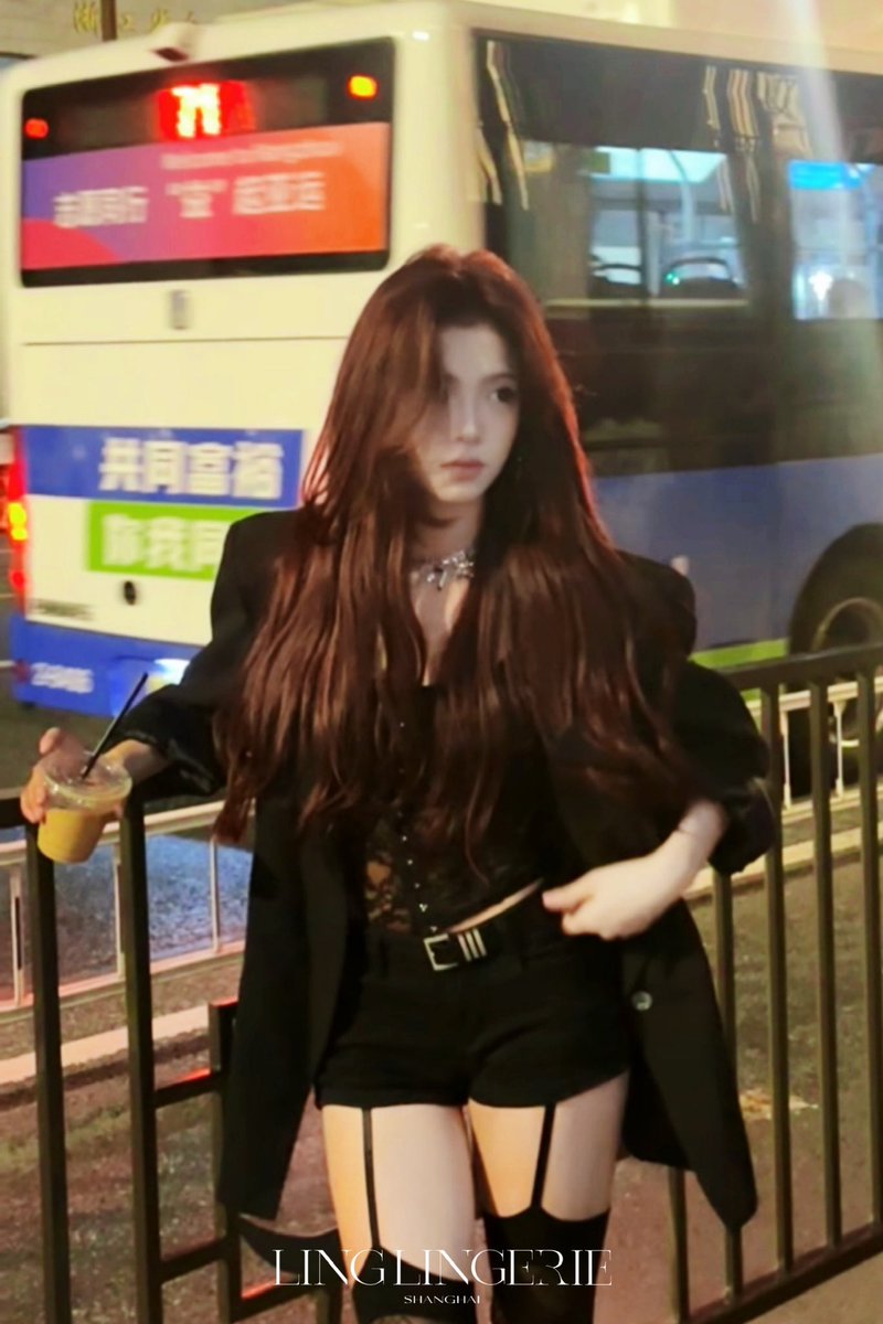 🖤复古吊带搭配黑西装
经典菱格时髦娇俏
吊带绵延性感风情
诠释都市摩登格调
拿捏韩系女团氛围🥂

「格」菱格一体吊带袜
律动时髦风尚

直达选购📮  https://t.co/Sn9TNvM7TX

#绫天生丝滑 #绫丝袜 #绫 #绫天猫旗舰店 #丝袜 #丝袜控 #パンスト #ストッキング https://t.co/fCwmJSE0oG
