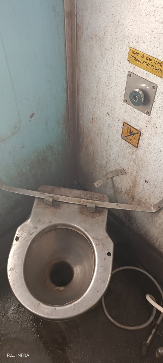 its_ss_Rajput's tweet photo. @RailMinIndia 
डियर रेलवे,हम जानते है की आप भारतीय रेलवे को आधुनिक बनाने का अच्छा प्रयास कर रहे है। 
फिर भी हम ये चाहेंगे की आप वर्तमान में चल रही ट्रेन के gen कोच को सही व वयवस्तित करे। 
धन्यवाद कुछ तस्वीरे डाल रहा हु, कृपया ध्यान दे।
 Train no :- 19416

शुभचिंतक भारतीय रेलवे https://t.co/7rzU0wi8kp