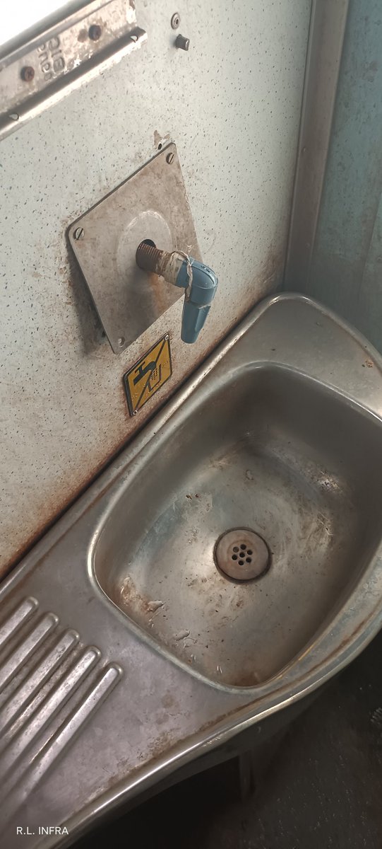 its_ss_Rajput's tweet photo. @RailMinIndia 
डियर रेलवे,हम जानते है की आप भारतीय रेलवे को आधुनिक बनाने का अच्छा प्रयास कर रहे है। 
फिर भी हम ये चाहेंगे की आप वर्तमान में चल रही ट्रेन के gen कोच को सही व वयवस्तित करे। 
धन्यवाद कुछ तस्वीरे डाल रहा हु, कृपया ध्यान दे।
 Train no :- 19416

शुभचिंतक भारतीय रेलवे https://t.co/7rzU0wi8kp
