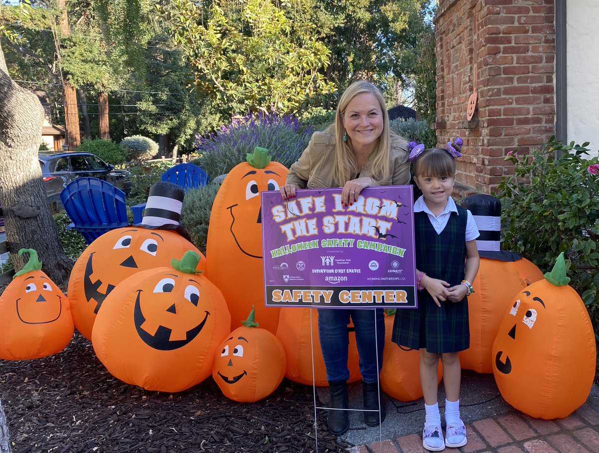SupCindyChavez's tweet photo. #SafeFromTheStart 25k glow necklaces given away tonight! Thank you Healthier Kids Foundation staff for all you do to keep the Littles safe & happy on #Halloween! https://t.co/t87R0KOv3M