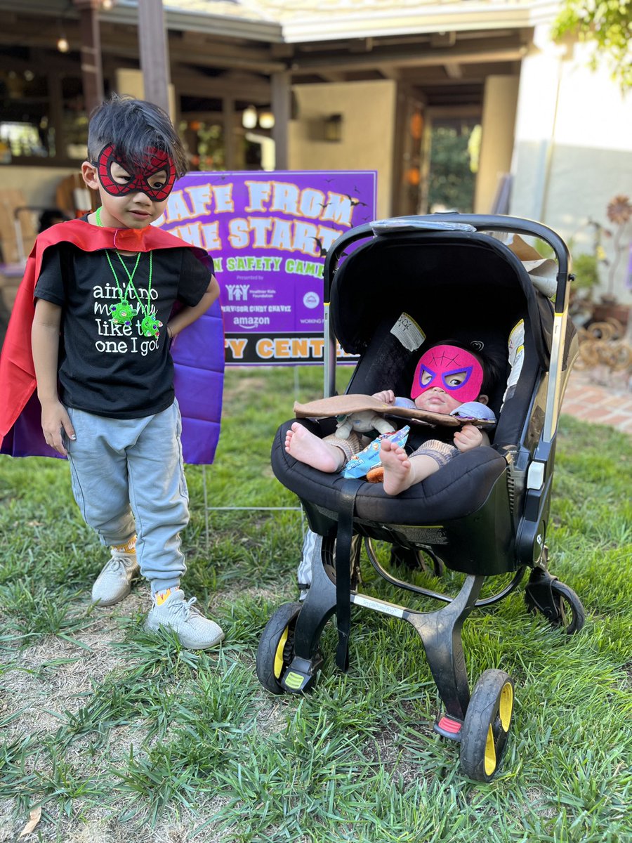 SupCindyChavez's tweet photo. #SafeFromTheStart 25k glow necklaces given away tonight! Thank you Healthier Kids Foundation staff for all you do to keep the Littles safe & happy on #Halloween! https://t.co/t87R0KOv3M