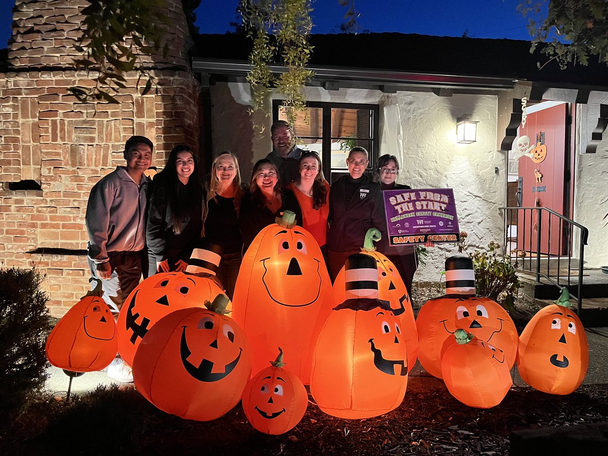 SupCindyChavez's tweet photo. #SafeFromTheStart 25k glow necklaces given away tonight! Thank you Healthier Kids Foundation staff for all you do to keep the Littles safe & happy on #Halloween! https://t.co/t87R0KOv3M