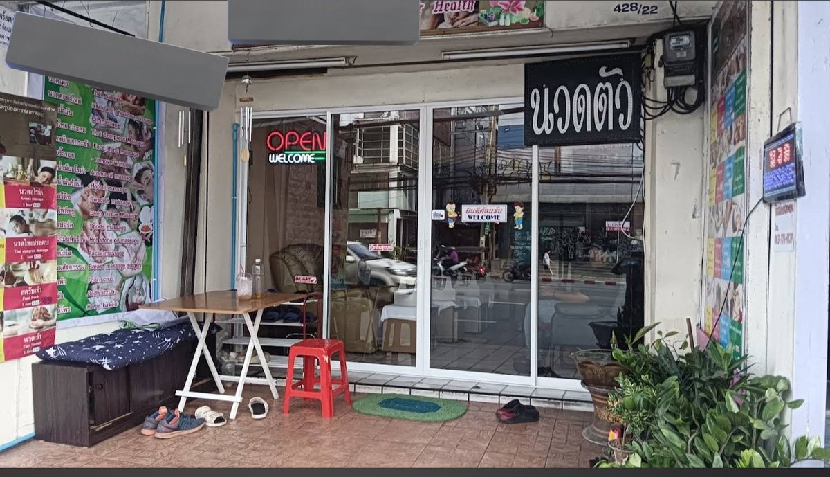 RedSkullxxx's tweet photo. งามไส้อีกแล้วสัส!!! พนักงานร้านนวดลวนลามคนญี่ปุ่นที่มาทำงานในไทย 

มีผู้หญิงชาวญี่ปุ่นไปใช้บริการร้านนวด แล้วโดนหมอนวดชายลวนลามโดยห้องนวดก็เป็นห้องรวม พฤติกรรมคือมันเอาคว้าแขนผู้เส���ยหายไปโดนบริเวณเป้าของมันที่กำลังแข็ง แล้วก็ใช้มือของมันพยามยามลูบจับบริเวณกางเกงของผู้เสียหาย เพราะผู้เสียหายใส่กางเกงขาสั้น 

ผู้เสียหายได้บอกให้มันหยุดทำแต่มันไม่ยอมหยุดเค้าเลยสะบัดมือออกแล้วเลิกนวด พร้อมทั้งไปแจ้งผู้หญิงคนนึงซึ่งน่าจะเป็นเจ้าของร้านกลับเข้าข้างพนักงานตัวเองโดยบอกว่าพนักงานคนนี้ไม่ใช่ผู้ชาย��ะลวนลามเธอไปทำไม

ผู้เสียหายจึงไปแจ้งความที่สถานีตำรวจ สุดท้ายพนักงานยอมรับว่าได้มีการละเมิดทางเพศผู้เสียหายจริง แล้วยังหัวเราะใส่ผู้เสียหายแล้วบอกว่ามันเพิ่งมาทำงานแค่ 3 วันโดนไล่ออกก็ไม่เสียหายอะไร และเหมือนเจ้าของร้านกับทางตำรวจจะพยายามให้ผู้เสียหายยอมความไม่เอาเรื่องโดยการคืนเงินค่านวดให้พร้อมทั้งให้พนักงานคนนั้นขอโทษ แล้วยอมลงบันทึกไม่เอาเ���ื่องใดๆต่อ สุดท้ายผู้เสียหายก็ต้องยอมรับเงินคืนแล้วยอมลงบันทึกประจำวันว่าจะไม่เอาเรื่อง 

ตอนนี้ผู้เสียหายรู้สึกไม่ได้รับความยุติธรรมและรู้สึกแย่ และตำรวจก็บอกผู้เสียหายไม่ให้นำเรื่องนี้มาเผยแพร่ในโซเชี่ยล แล้วผู้เสียหายก็กลัวว่าจะโดนดำเนินคดีถ้าเผยแพร่เรื่องนี้แต่ผู้เสียหายคิดว่าเรื่องนี้มันไม่สมควรเงียบไปแบบนี้ แล้วถ้าเกิดมีผู้ใช้บริการคนอื��นๆเป็นเหยื่ออีกละ 

#โหนกระแส #บรรจงชงข่าว #ข่าวสด #ไทยรัฐออนไลน์ #ข่าวเด็ด7สี