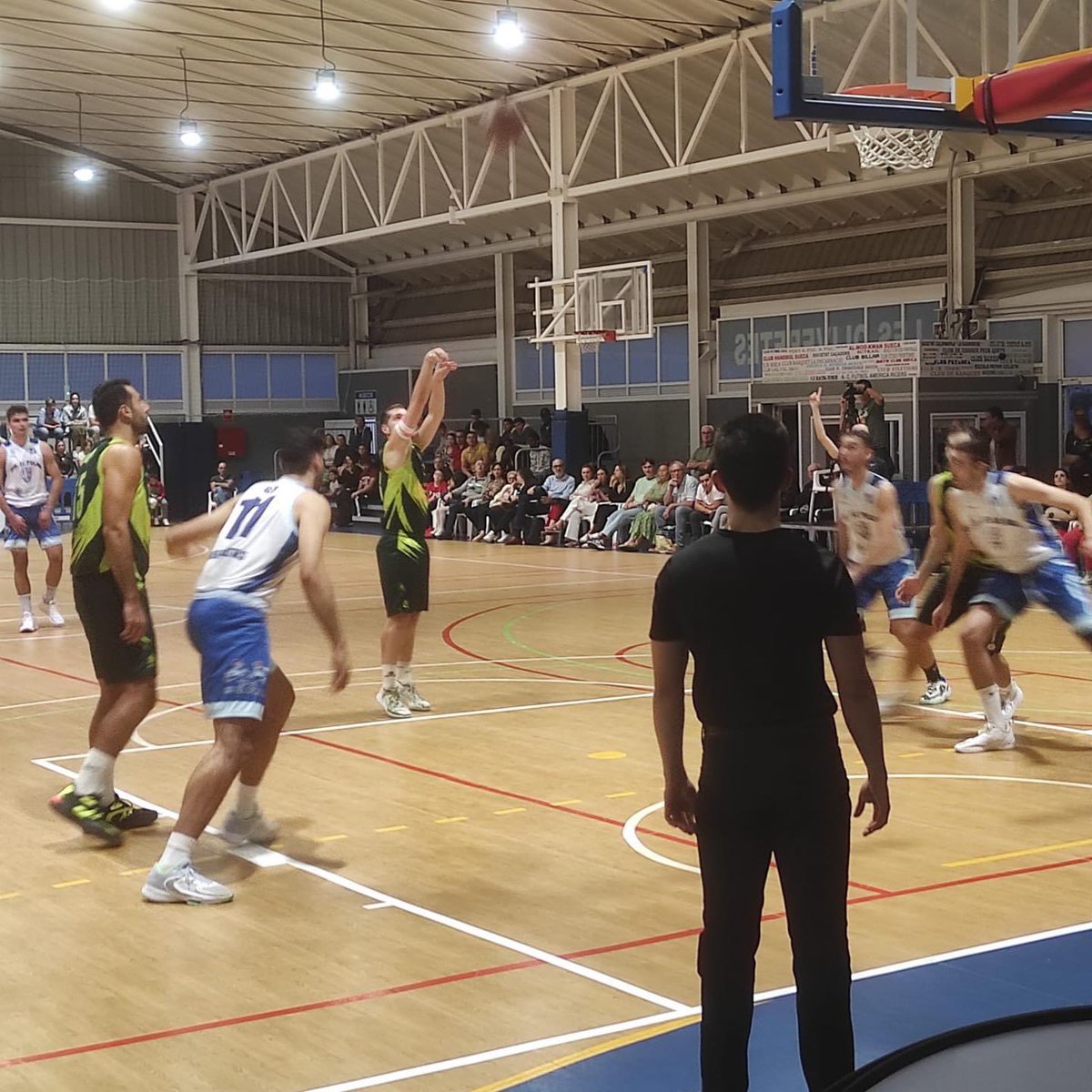 basquetsueca's tweet photo. Els verdets han fet un treball seriós en defensa i atac i , tot i anar al darrere al marcador bona part del partit, amb l’ajuda de l’afició, han cregut i han aconseguit una victòria que sap a glòria. @AjuntamentSueca @CompeticionFEB @Resultadosfbcv @ActualidadEba @MueveteBasket https://t.co/inPfItGvkq