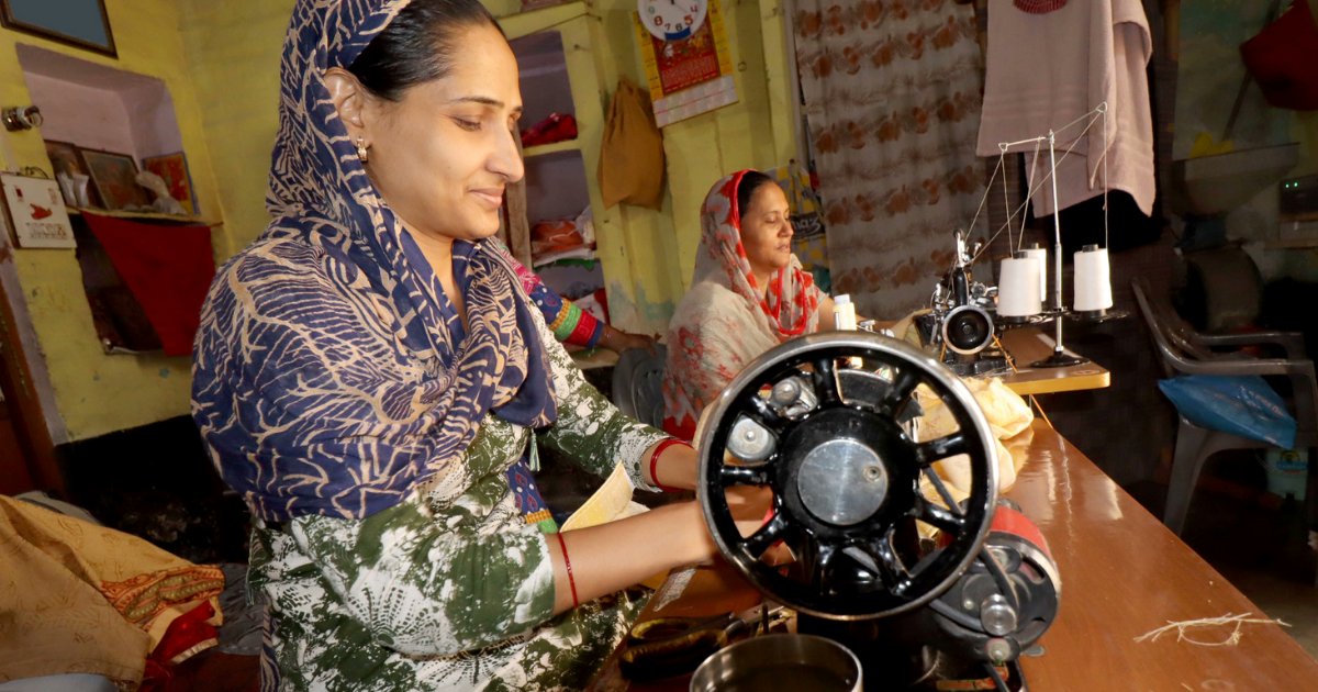 _sattva's tweet image. #DigitalFinanceRevolution 📲 | The key to economic empowerment 🌍 for 👩‍💼women lies in financial inclusion. However, over 44 lakh SHGs are not credit-linked with banks.

This piece by @sattvaknowledge Institute talks about the challenges that push SHGs towards informal sources of…