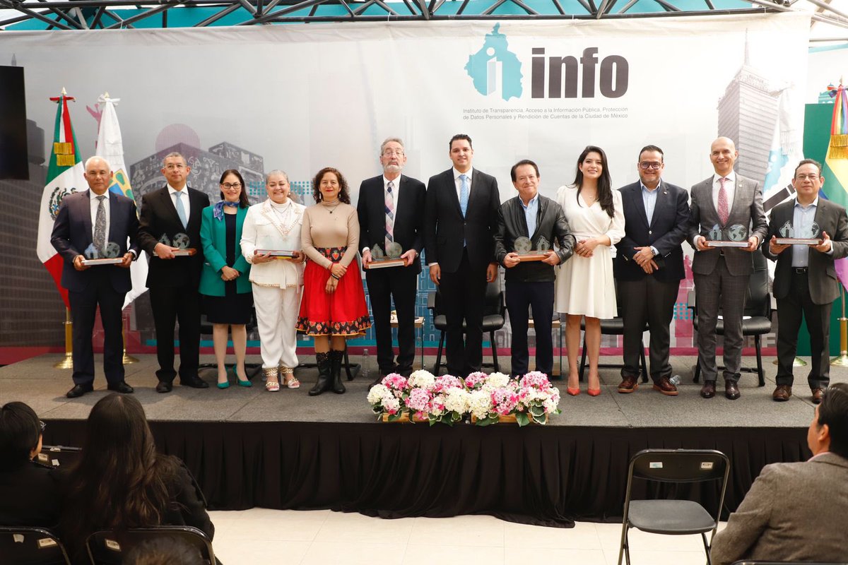 MaricarmenNava's tweet photo. 1️⃣6️⃣personas hemos integrado 5 plenos @InfoCdMex (antes InfoDF) en casi 18 años:

6 mujeres, 10 hombres
3 politólogas
3 economistas
1 administrador
2 comunicólogos
7 abogacía

¿Qué aportamos en transparencia y acceso a la información desde la capital del país?

Un gusto coincidir https://t.co/LxeTYPqpQI