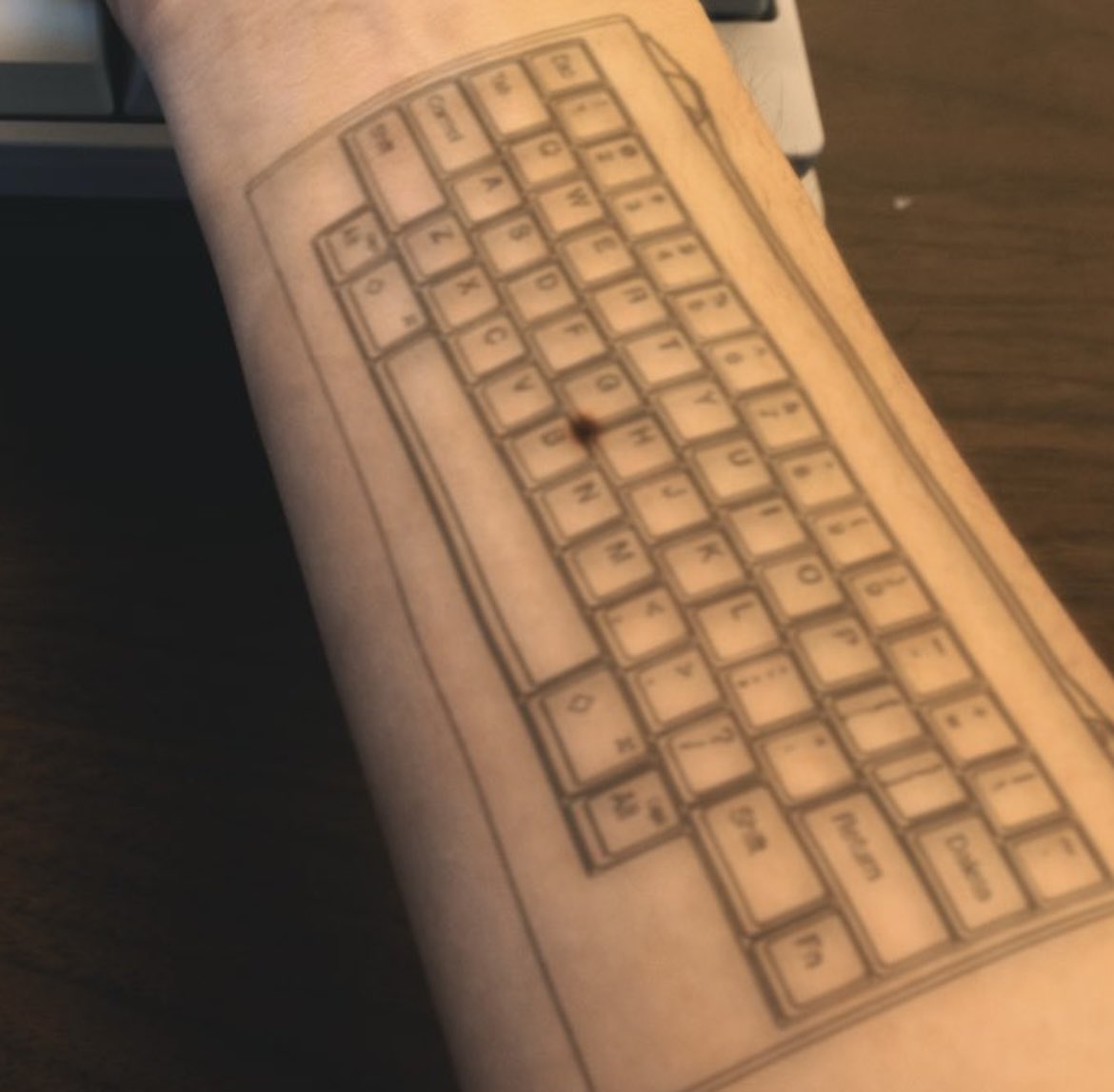 PFU_HHKB's tweet photo. あと3年前のこのツイートのほくろも1年前の梅干しも一応伏線でした. https://t.co/dcXY5La52E