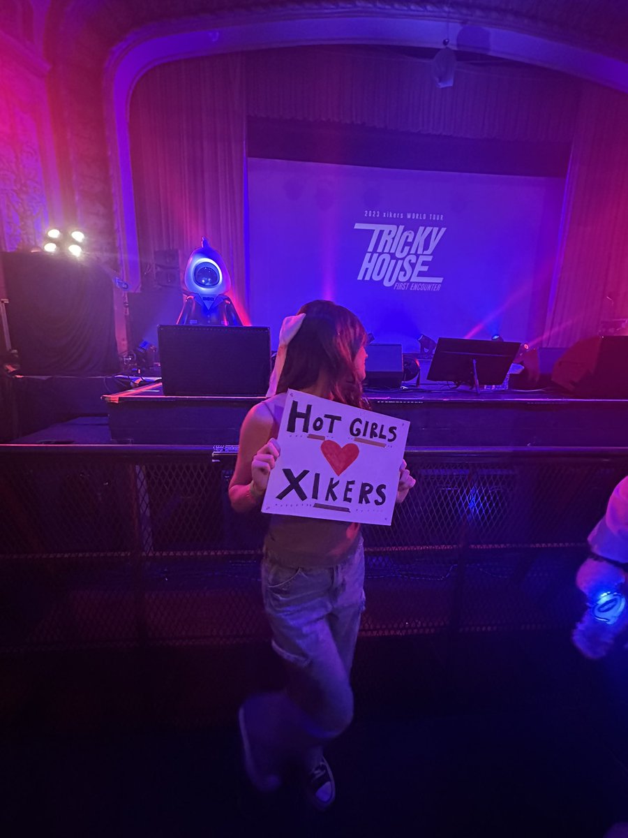 P1HL0V's tweet photo. THE SIGN.                    THE REACTION:

#xikers_in_chicago https://t.co/2jpoN4Sh6j