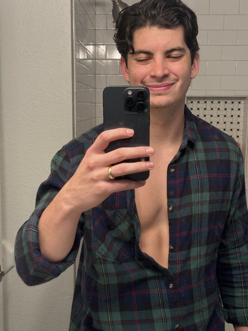 Late night selfies 😇 #nofilter https://t.co/W0PV24pHZG<a href="/tag/nofilter"class="tags">#nofilter</a>