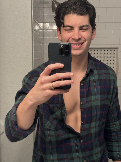 Late night selfies 😇 #nofilter https://t.co/W0PV24pHZG<a href="/tag/nofilter"class="tags">#nofilter</a>