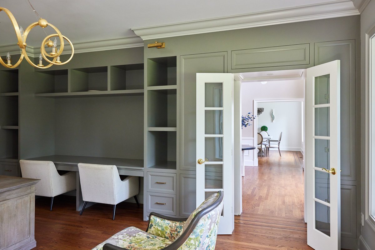 theodellgrp's tweet image. Would you love to #workfromhome here? How would you style this space? 
📍#WestonCT 📅 Completed: 2023 📸 @juliadags20
⚜️Design: Lawrence Allan Levy 
💡Antique brass #VisualComfort cabinet maker's picture light
🚪Custom Cabinets @theodellgrp 🎨Paint: @farrowandball Pavilion Gray