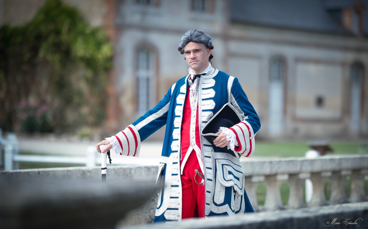 Officier des gardes du corps du roi Louis XV, vers 1749. 💂‍♂️⚜️

📸 : Marc Chaslin

#costume #royal #patrimoine #histoire #château #militaire #louisxv #1700s #18eme #18emesiecle #reconstitution #reconstitutionhistorique #costumehistorique #histoirevivante #histoiremilitaire