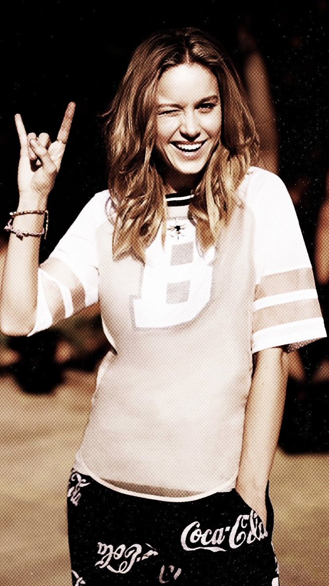 amigaria / namoraria comigo?

Nome: Carol 
Altura: 1,78
Idade: 🗣️
Sexualidade: Lésbica
Mbti: ENFP
Signo: Capricórnio  
Animal: Flerkens
Cor favorita: Azul
Comida: Qualquer uma
Bebida: Suco de maracujá
Filme: Harry Potter 
Hobbie: Pilotar, violão, guitarra, cantar.