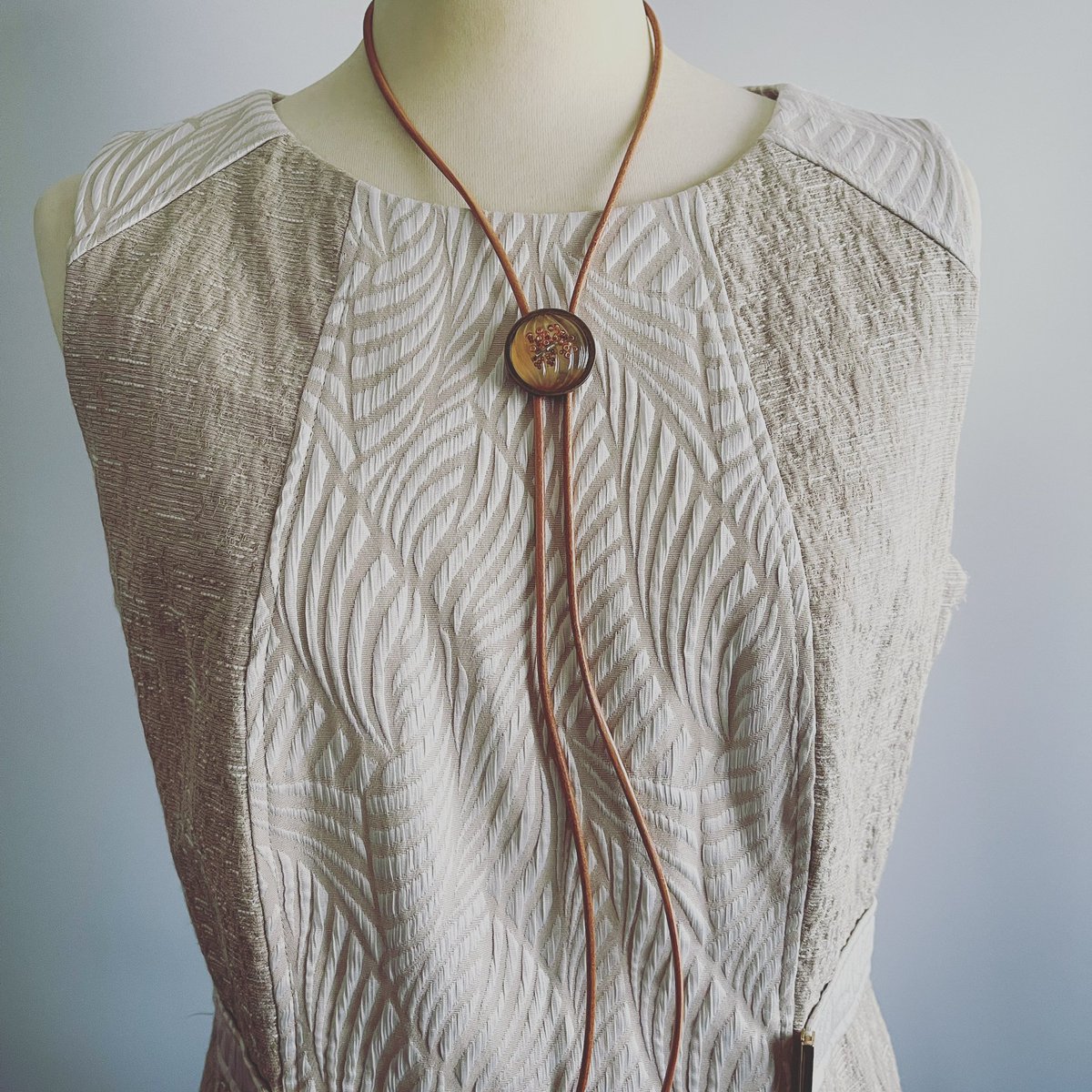 TAMARUSAN_en's tweet image. Exciting news! Our stylish leather string loop tie with chic pink accents is now on sale. Elevate your look with a touch of elegance. ✨ #LoopTieSale #PinkAccessory #ChicStyle #SaleAlert #GreatDeal #FashionAccessory #StylishDesign #SpecialLook #StylingIdeas