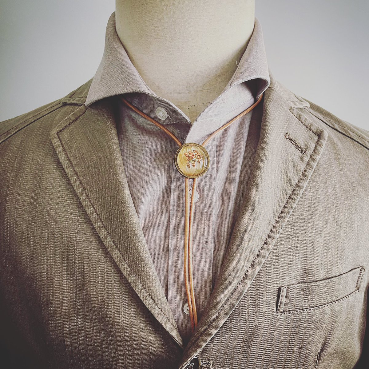 TAMARUSAN_en's tweet image. Exciting news! Our stylish leather string loop tie with chic pink accents is now on sale. Elevate your look with a touch of elegance. ✨ #LoopTieSale #PinkAccessory #ChicStyle #SaleAlert #GreatDeal #FashionAccessory #StylishDesign #SpecialLook #StylingIdeas