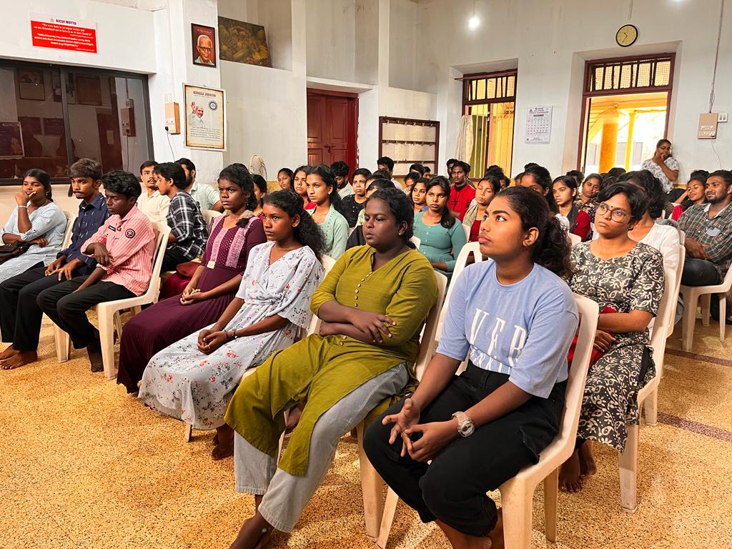 ഒക്ടോബർ 22,23 തീയതികളിൽ തിരുവനന്തപുരത്ത് വെച്ചു നടന്ന എഐഡിഎസ്ഒ സംസ്ഥാന സംഘാടകരുടെ പ്രത്യയശാസ്ത്ര പഠനക്യാമ്പ് അഖിലേന്ത്യാ സെക്രട്ടേറിയറ്റ് അംഗം സഖാവ് ബിനു ബേബി ഉദ്ഘാടനം ചെയ്യുന്നു.

#AIDSO 
#aidsokerala