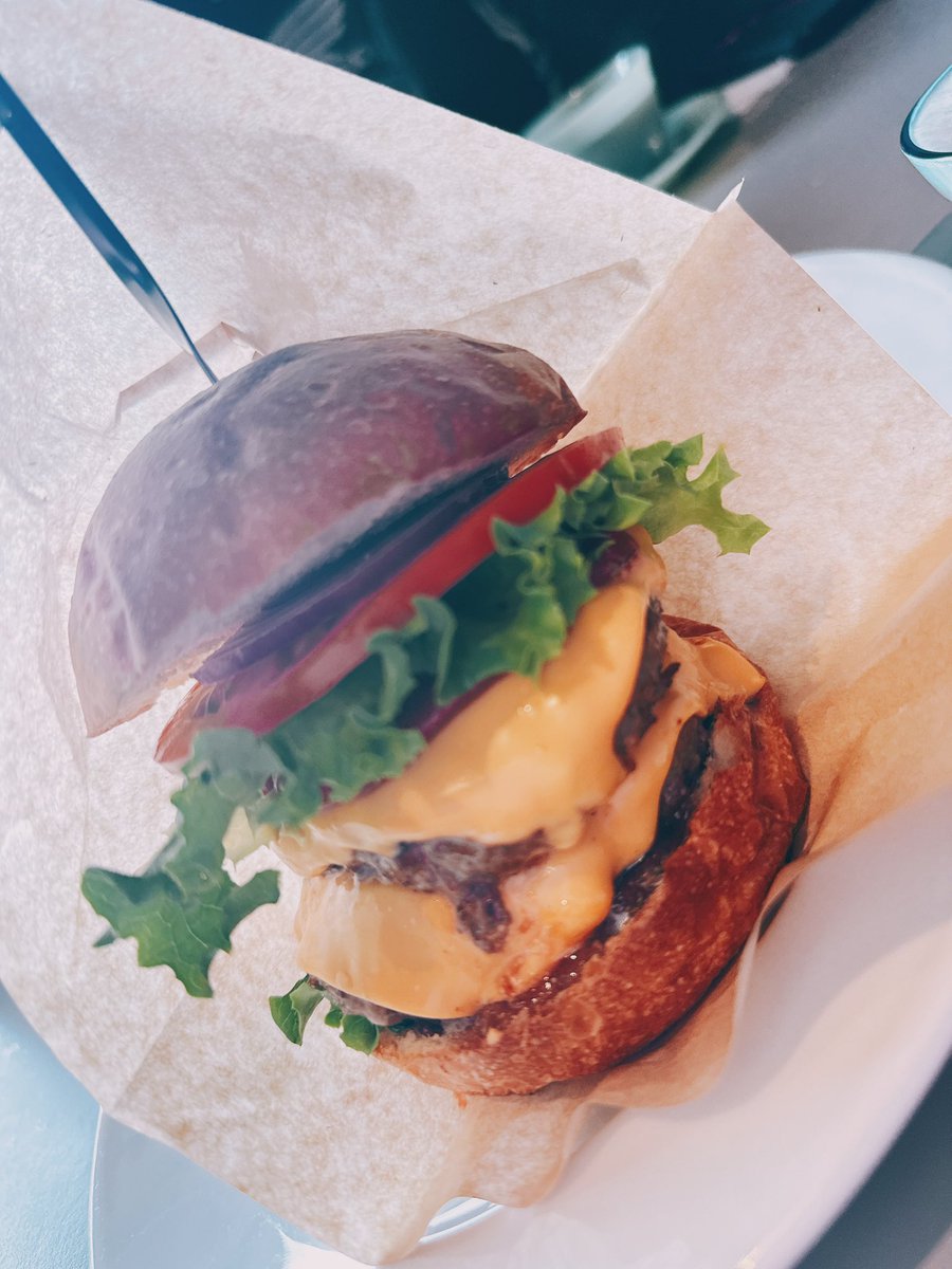 miumiu0055's tweet image. TRIPLE CAFEに来ました💕
食いしん坊になってしまった。

ハンバーガーもクリームソーダもフレンチトーストも美味しかった(´இωஇ`)💕