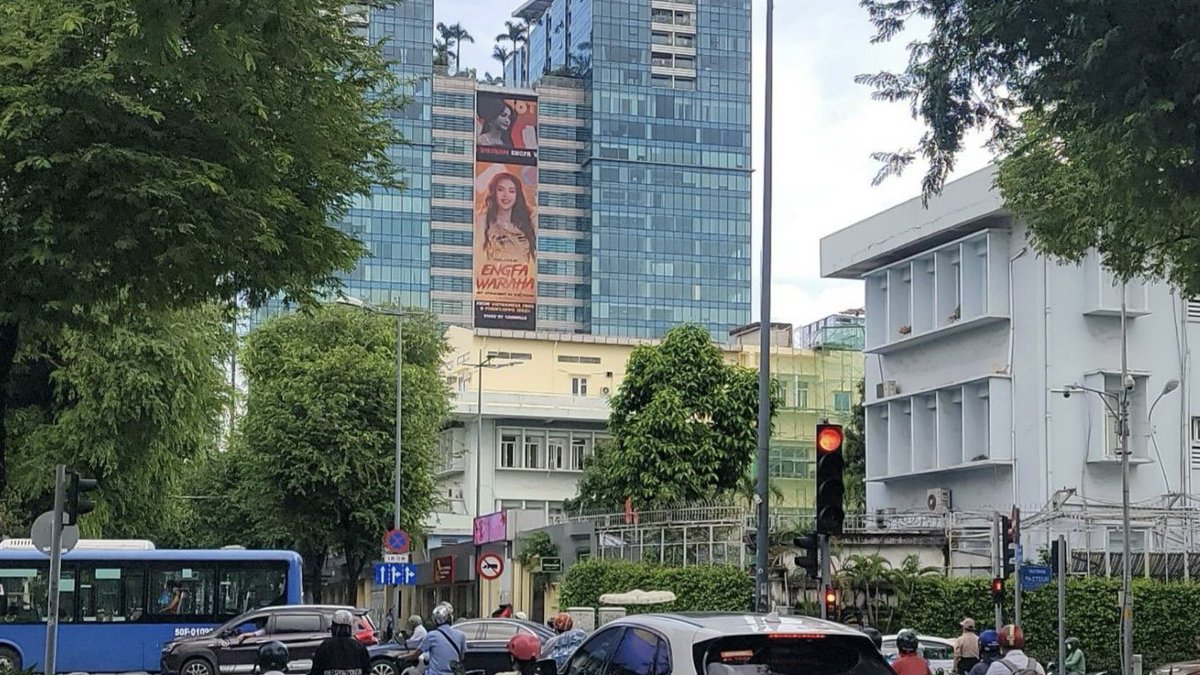 formychippo1502's tweet photo. BIG SUPRISE FOR MY QUEENS 👑😚🇻🇳!!

We decide to book one more day at LED Vincom Center to say good bye to our Queen - 1st runner up MGI 2022.

⏰: 25/10 - 28/10
🎁: 120 spots/day

Anyone if passing by this road, please take pictures and videos and use the hashtag below.
Thank you very much 🙏🏻🤍

#AllforEngfa_VNFans
#TheGrandConcertEngfaLiveinVietnam 
#อิงฟ้ามหาชน #EngfaWaraha 
@EWaraha