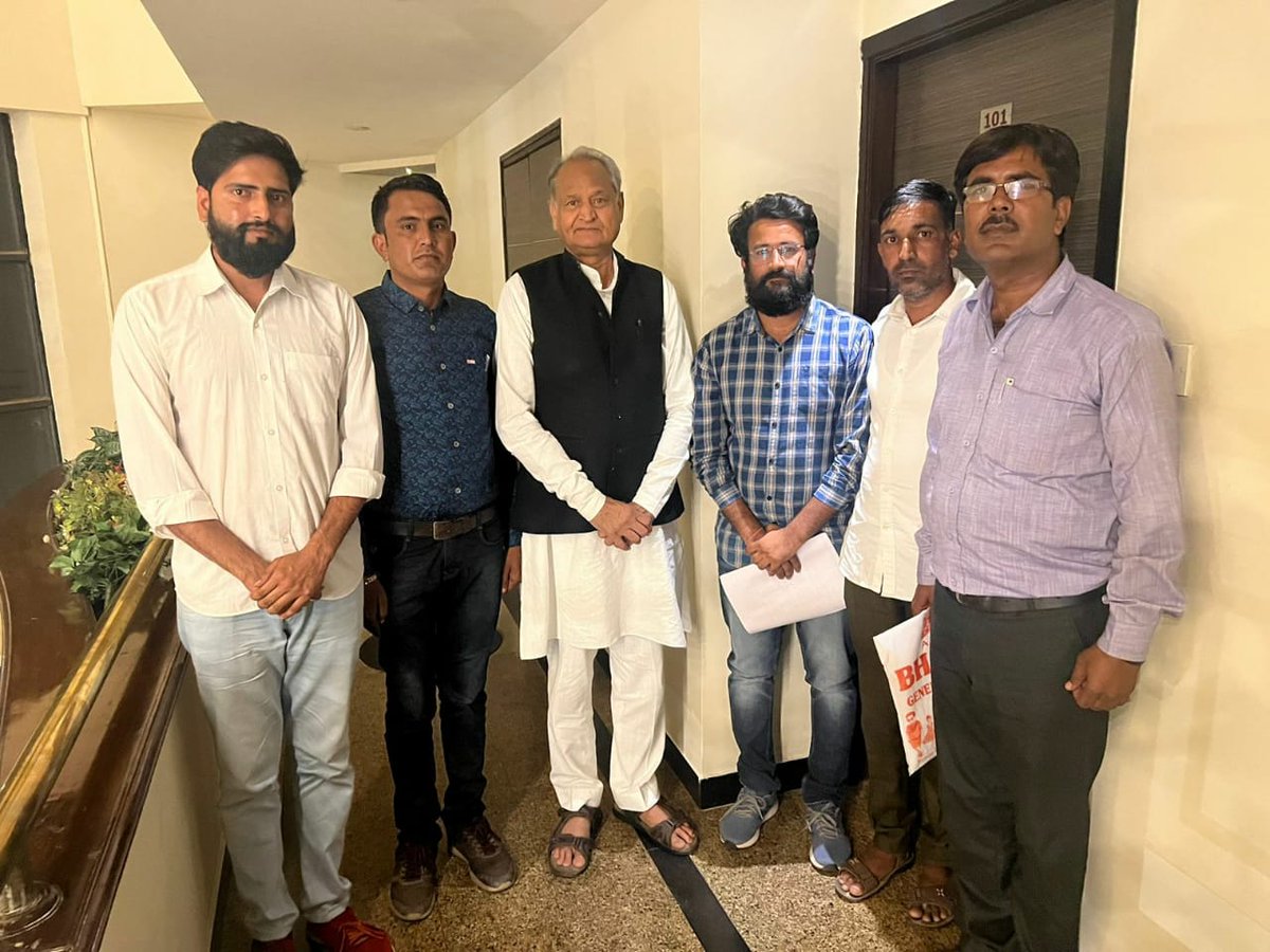 BaBarS0007's tweet photo. #कंप्यूटर_अनुदेशक_भर्ती

भर्ती में रिक्त पदों को भरवाने के लिए हम सबने मिलकर न्यूनतम अंक अहर्ता में पद भरवाने की मांग की उसके लिए धरातल पर संघर्ष किया ।।

सरकार ने शिथिलता नही दी जिसके कही कारण रहे आप क्या जानते हो ये आपकी सोच है और आपका ज्ञान क्योंकि हर व्यक्ति अपनी समझ के अनुसार खुद की सोच को मजबूत करता है 🙏

मेरे अनुसार हमार�� मांग पूरी नहीं होने का कारण RSSB बोर्ड में बैठे जातिवादी मानसिकता के हरिप्र��ाद शर्मा और शिक्षा मंत्री बी. डी. कल्ला रहे ।।

फाइनल रिजल्ट से पहले शिथिलता नही दी जा सकती थी जबकि हमारे प्रयास उससे पहले से लगातर जारी थे और उसी क्रम में हमने गुजरात जाने का निर्णय भी लिए था ।।

जब हमने 22 सितंबर को आंदोलन किया था तो हमारी मुलाकात विधानसभा सत्र में बी डी कल्ला जी से करवाई थी जहां उपेन यादव जी से कल्ला साहब ने गुजरात जाने के लिए मना किया था और उनके काम यही पर करने को बोला था ।।

गु���रात से मेरे वापस आने पर कही कारणों से मेरी मुलाकात सीएम साहब से नही हो पाई परंतु अधिकारियों ने और सभी नेताओ ने कोई उचित निर्णय लेने का वादा हमसे किया था ।।

फाइनल रिजल्ट आने के बाद जब बोर्ड ने शिक्षा विभाग अधिकारियों और मंत्री साहब से रिक्त पदों को लेकर परामर्श मांगा तो सरकार और अधिकारियों के पास दो ऑप्शन थे:- 1. न्यूनतम अंक अहर्ता में शिथिलता प्रदान करके सभी वर्गो को राहत प्रदान करना ।।
2. साम��न्य प्रक्रिया अपनाकर OBC/EWS/MBC की सीट GENERAL को प्रदान करना ।।

अब जातिवादी अध्यक्ष साहब और मंत्री साहब ने निर्णय लिया की अगर सामान्य प्रक्रिया अपनाई जाती है तो OBC/EWS/MBC की सीट जनरल को देकर अपने वर्ग को फायदा पहुंचाया जा सकता है ।।

जब इसका मालूम हमे चला तो हमने सभी वर्गो के नेताओ से संपर्क किया और उनसे इसका विरोध करने का आग्रह किया जिसमे MBC के @VijaySBainsla जी से सरकार ने वादा कर दिया की आपके वर्ग की सीट सुरक्षित रख ली जायेगी ।।
जब OBC से @meelrajaram साहब ने अधिकारियों से वार्ता की तो उनको बोला गया की सर्वप्रथम EWS फिर MBC और लास्ट में OBC की सीट ली जायेगी तो GENERAL के ज्यादा बच्चे पास नही हो रहे तो आपकी सीट नही जायेगी और आपकी बची हुई सीट अगली भर्ती में दे दी जाएगी ।।

जब EWS से @suniludaiya ने अध्यक्ष महोदय से मुलाकात की तो उनको समझाया गया की EWS को छूट भी दी जाती है तो हमारा नुकसान होगा क्योंकि हमारे बच्चे सिर्फ EWS की सीटों पर आयेंगे जबकि सामान्य प्रक्रिया लगाई जाती है तो OBC/MBC/EWS की सीट भी हमारे समाज के बच्चो को मिलेगी ।।
जिसको @suniludaiya जी भी मान गए और उसके बाद में चुप हो गए ।।

हमारे नेतृत्वकर्ता @TheUpenYadav जी ने भी सामान्य प्रक्रिया ��ा पूर्ण रूप से समर्थन किया जिसकी वजह से अभी तक आंदोलन के माध्यम से सरकार पर बनाया दबाव खत्म हुआ ।।

इन सबके पश्चात @DrAMWSR द्वारा सरकार के अधिकारियों से शिथिलता के नियम पर बहस की तो उन्होंने शिथिलता के नियम होते हुए राहत प्रदान नही करना बताया ।।

SC/ST/TSP के कही नेताओं की मुलाकात सरकार के अधिकारियों से करवाई तो उनको नई भर्ती का बोलकर चुप करा दिया गया ।।

इस तरह #कंप्यूटर_भर्ती में अपने वर्ग को फायदा पहुंचाने के लिए जातिवादी मानसिकता के बोर्ड अध्यक्ष हरिप्रसाद शर्मा द्वारा खेल खेला गया और सब मूकदर्शक बने रहें ।।

जिस समय ये सब मैंने OBC हितैषियो को बताया तो OBC वर्ग के युवा मुझे गालियां दे रहे थे क्योंकी मैं ओबीसी वर्ग से नही आता हु ।।

मैंने आन्दोलन का नेतृत्व किया और आन्दोलन असफल रहा पर मुझे दुःख इस बात का रहा की जातिवादी मानसिकता से ग्रसित इंसान आरक्षित वर्ग के युवाओं के भविष्य से खेल गया और मैं अपने साथियों और समाज हितैषियों को ये बात समझाने में असफल रहा 😭

यदि न्यूनतम अंक अहर्ता में शिथिलता का नियम नही लगाया जाता है तो आरक्षित वर्ग के युवाओं के साथ इस तरह ही ��ेल किया जायेगा और हम सब इसी तरह देखते रहेंगे ।।

धन्यवाद
@BaBarS0007