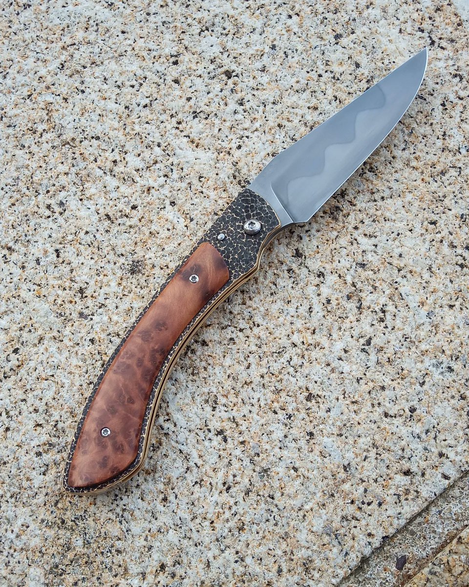 Couteaudumitou's tweet photo. Bonjour à tous
Voilà un #couteau pliant Sionvillois Piémontais
Sa lame est en 26c3 avec une trempe sélective
Ses platines sont en laiton martelé et vieilli
Son manche est en loupe de thuya
Il mesure 20 cm pour 8 cm de lame
#madeinfrance #faitmain #coutellerie #artisanat #handmade https://t.co/UYqJ5fcWea