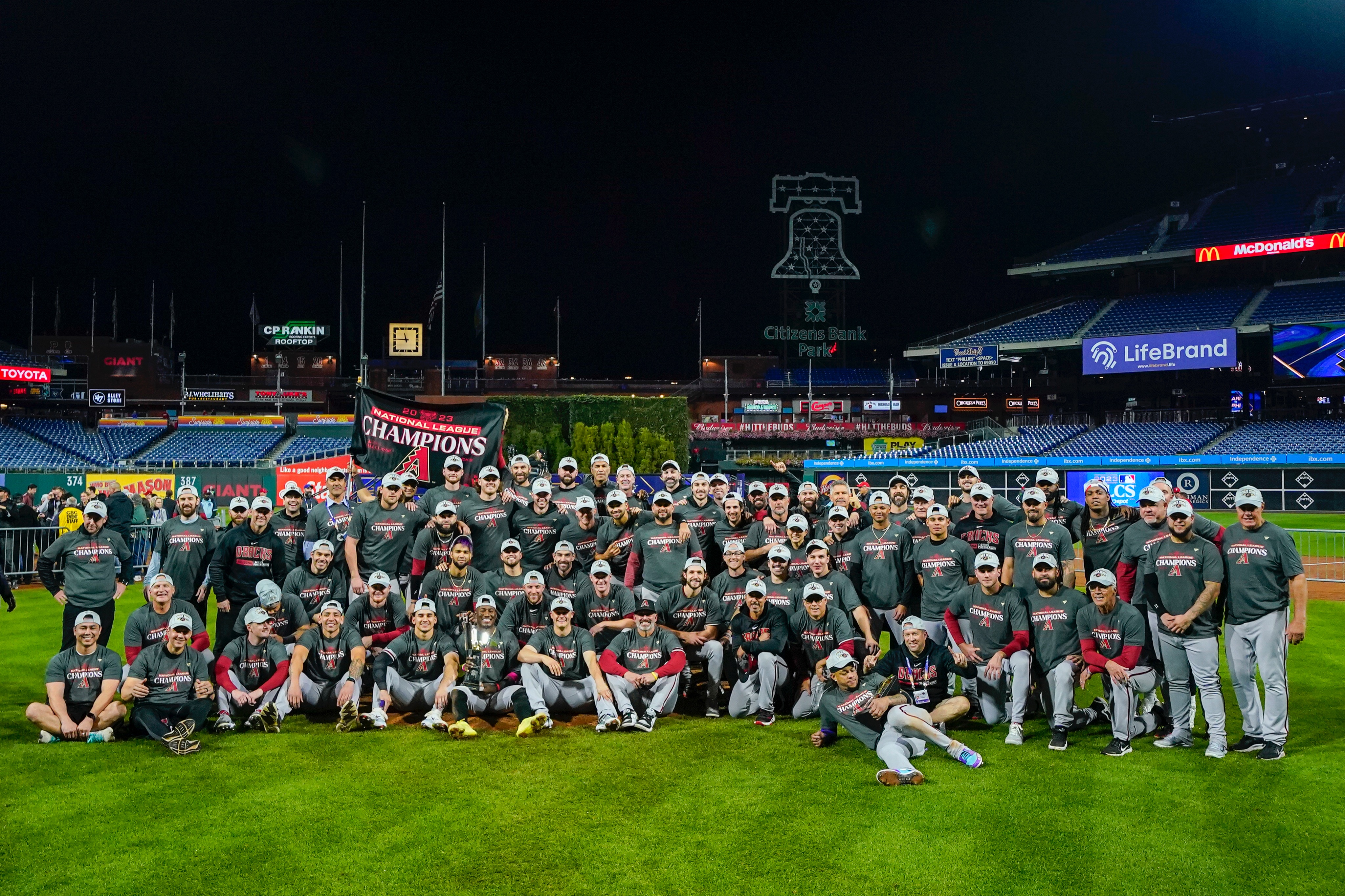 The National League Champion Arizona Diamondbacks pose for a team photo after Game 7 at Citizens Banks Park.