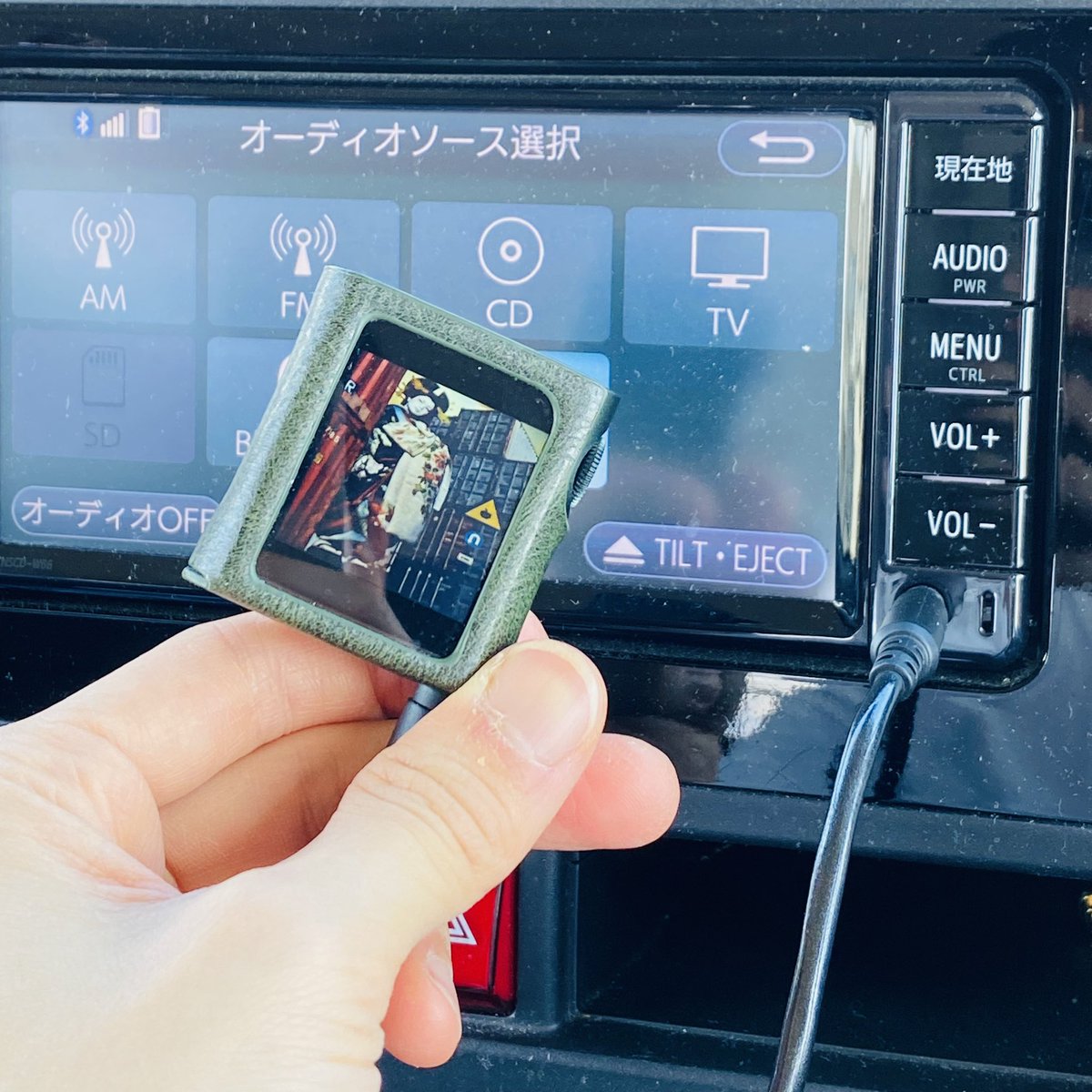 knz_jiita's tweet photo. お手軽カーオーディオ。これまではIphone→クルマ本体にBluetoothで飛ばしていたのを、Shanling M0 pro→ミニミニケーブル→AUX端子接続に変えただけで、驚くほど音が良くなった。
解像感と拡がりが段違い…！！
AUX端子接続、見直したよ…！
#M0pro
#Shanling https://t.co/0s5ZVaWyzP