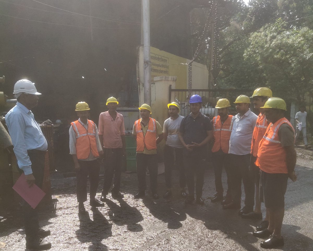 SdoKulpahar's tweet photo. जनपद हमीरपुर में कार्यरत कर्मचारियों को सुरक्षा मानक के अनुसार परिवर्तनों की गुणवत्तापूर्ण रिपेयरिंग के लिए निर्देशित किया गया @UPPCLLKO @DvvnlDirectorT @DvvnlWorkshop @SeHamirpur @ee_ewd https://t.co/g3FpxRYvs2