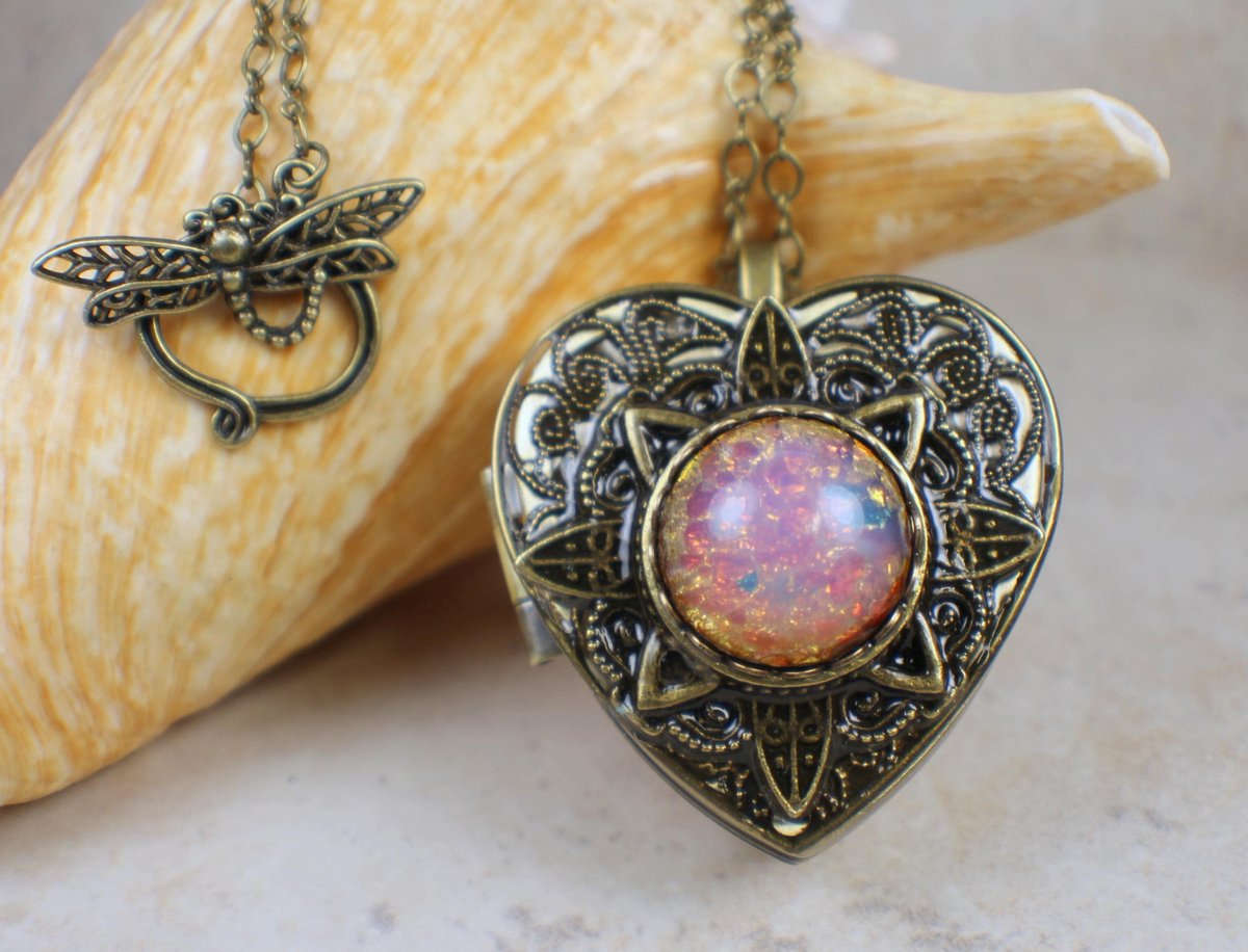 charsfavorite's tweet photo. Pink Glass Opal Music Box Locket, Photo Locket, Music Box Locket, Music box pendant, Heart Shaped Locket, Music Box Necklace https://t.co/g4hmJaYyMh #Etsy #Charsfavoritethings #TinyMusicBox https://t.co/520RtWDCqf
