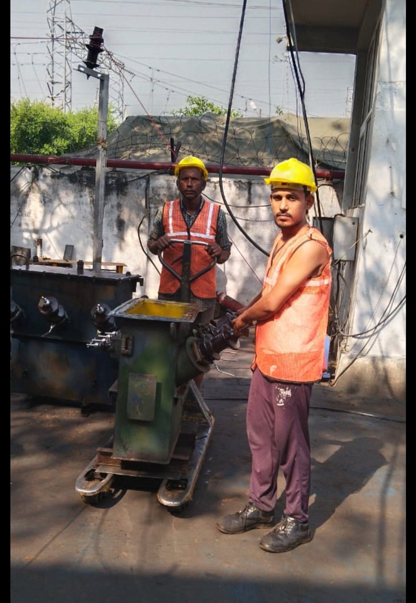 विद्युत कार्यशाला केंद्र शिकोहाबाद पर समस्त कर्मचारियों के साथ मीटिंग की गयी तथा सुरक्षा उपकरणों का प्रयोग करते हुए कार्य करने हेतु निर्देशित किया गया। <a href="/aksharmaBharat/">A K Sharma</a>  <a href="/UppclChairman/">CMD UPPCL</a> <a href="/mduppcl/">MDUPPCL</a> <a href="/MDDVVNL/">MD DVVNL AGRA</a> <a href="/DvvnlDirectorT/">Dvvnl Director Technical, B M Sharma</a> @DvvnlWorkshop